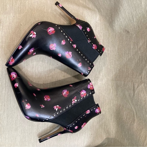 JC COLLECTION Sz 6 Floral Chelsea Pointy Toe Pull On Studded  Details Booties - Picture 5 of 11